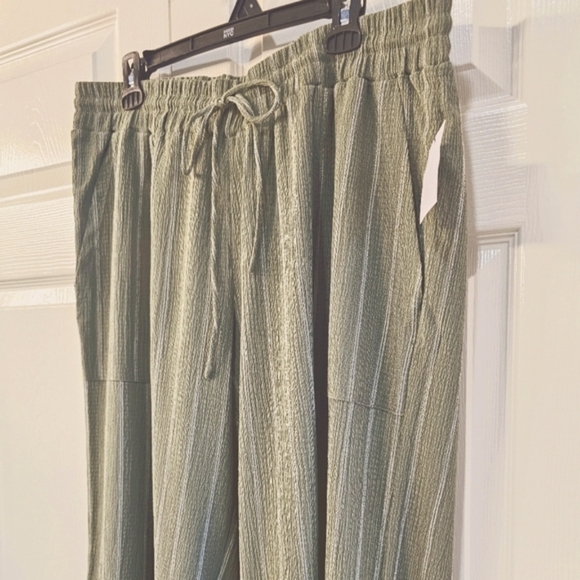 NWT Ruby & Wren Gauzy Cropped Drawstring Wide Pant. Lichen/White 2X - Picture 4 of 9